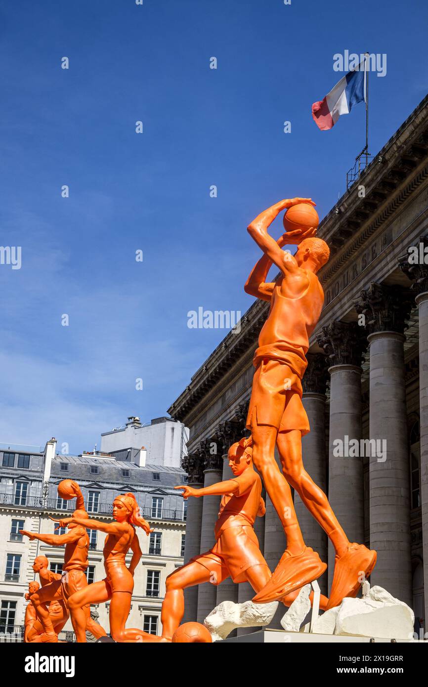 FRANCE. PARIS (75) (2ÈME ARRONDISSEMENT). EN VUE DES JEUX OLYMPIQUES DE PARIS 2024, NIKE A INSTALLÉ DES STATUES GÉANTES DE SPORTIFS DEVANT TH Banque D'Images