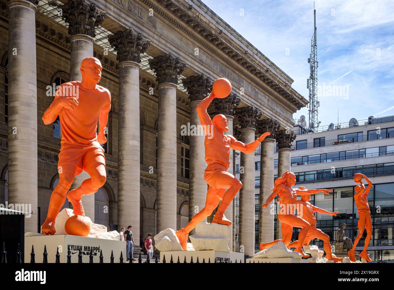 FRANCE. PARIS (75) (2ÈME ARRONDISSEMENT). EN VUE DES JEUX OLYMPIQUES DE PARIS 2024, NIKE A INSTALLÉ DES STATUES GÉANTES DE SPORTIFS DEVANT TH Banque D'Images