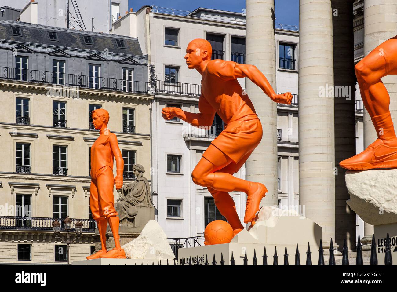 FRANCE. PARIS (75) (2ÈME ARRONDISSEMENT). EN VUE DES JEUX OLYMPIQUES DE PARIS 2024, NIKE A INSTALLÉ DES STATUES GÉANTES DE SPORTIFS DEVANT TH Banque D'Images
