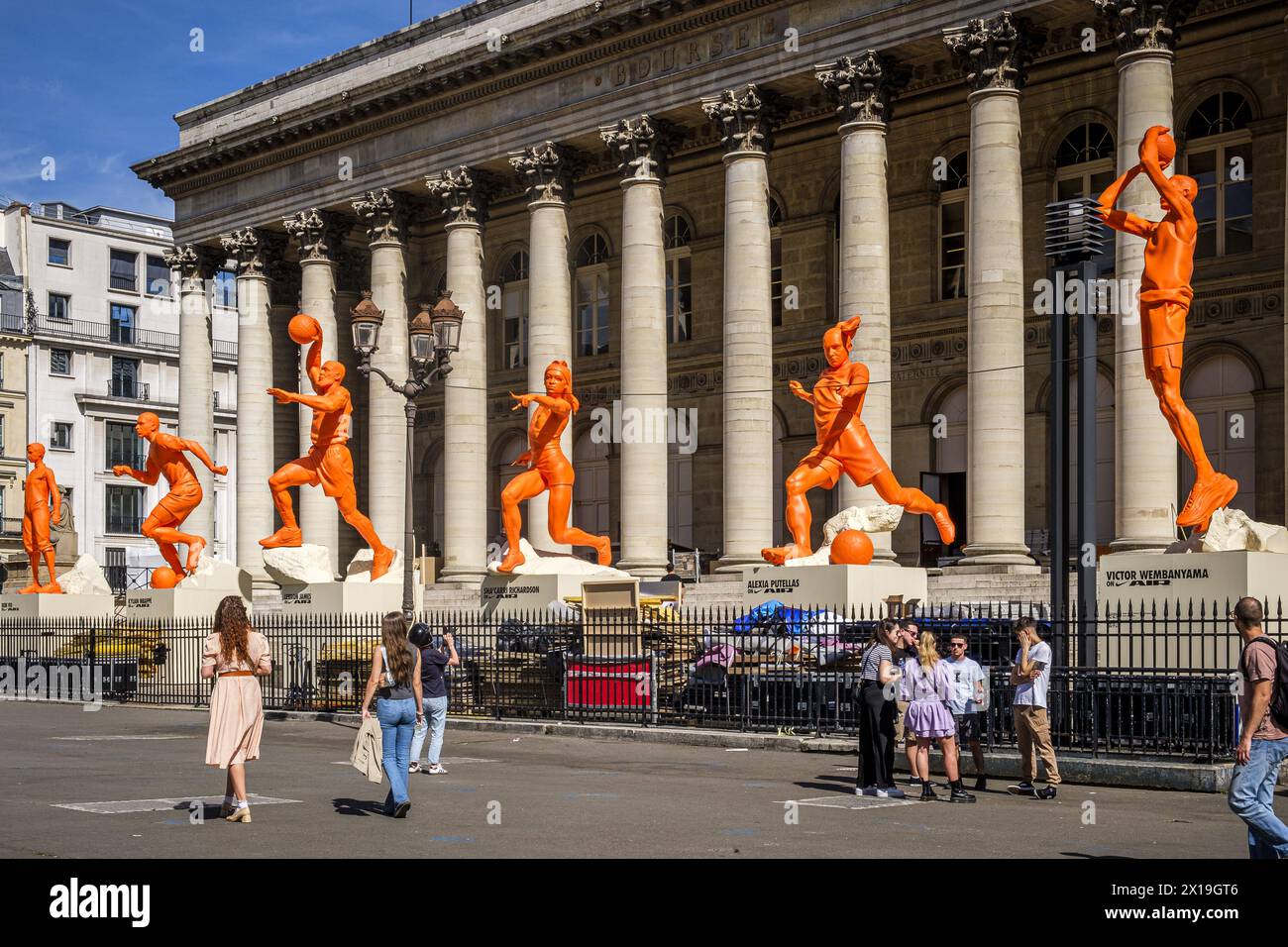 FRANCE. PARIS (75) (2ÈME ARRONDISSEMENT). EN VUE DES JEUX OLYMPIQUES DE PARIS 2024, NIKE A INSTALLÉ DES STATUES GÉANTES DE SPORTIFS DEVANT TH Banque D'Images
