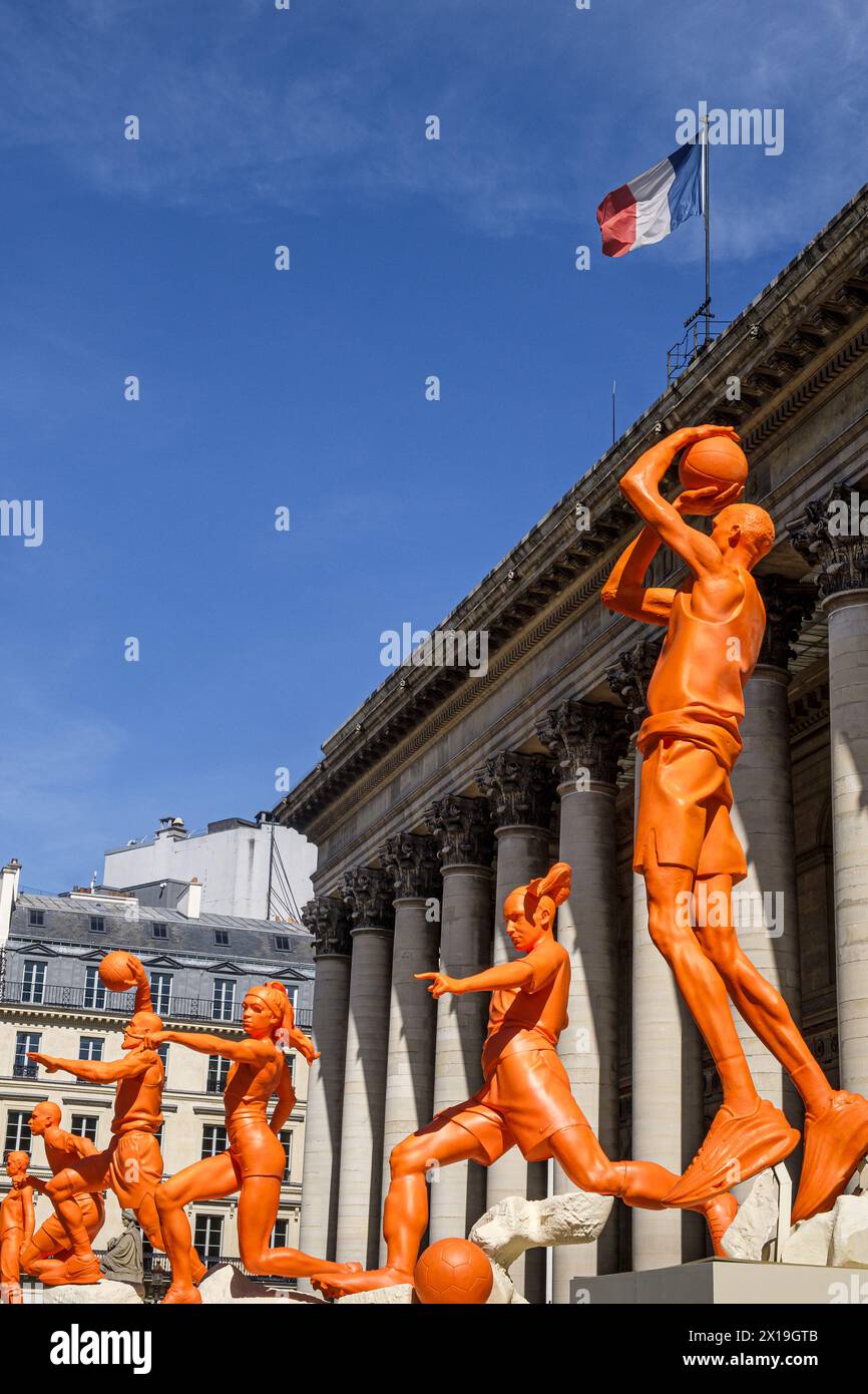 FRANCE. PARIS (75) (2ÈME ARRONDISSEMENT). EN VUE DES JEUX OLYMPIQUES DE PARIS 2024, NIKE A INSTALLÉ DES STATUES GÉANTES DE SPORTIFS DEVANT TH Banque D'Images