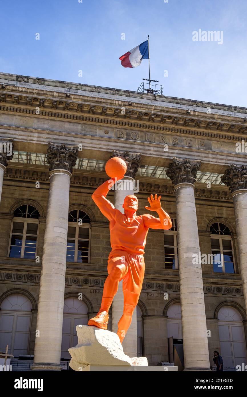 FRANCE. PARIS (75) (2ÈME ARRONDISSEMENT). EN VUE DES JEUX OLYMPIQUES DE PARIS 2024, NIKE A INSTALLÉ DES STATUES GÉANTES DE SPORTIFS DEVANT TH Banque D'Images