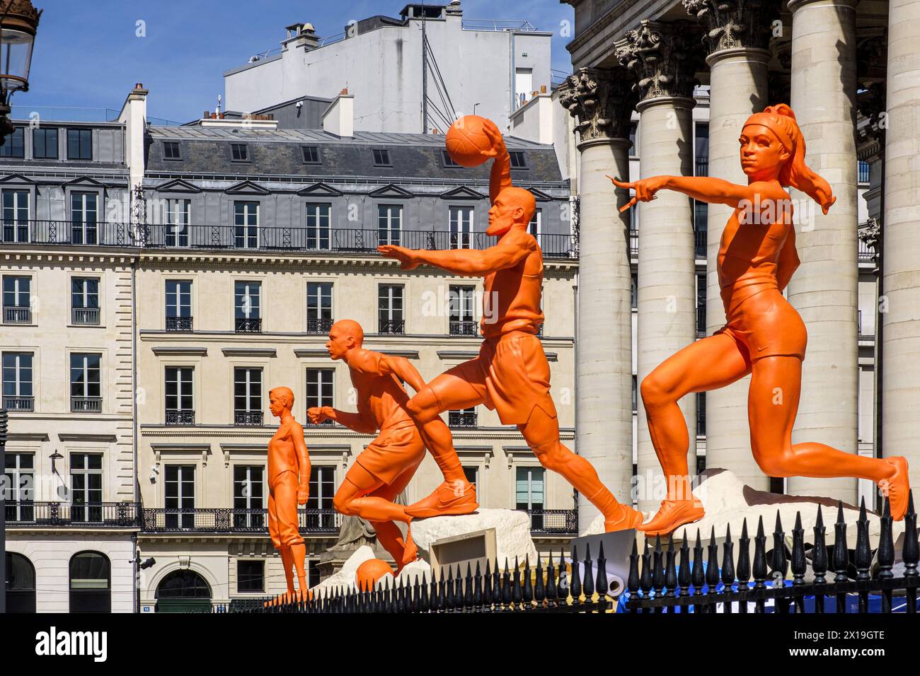 FRANCE. PARIS (75) (2ÈME ARRONDISSEMENT). EN VUE DES JEUX OLYMPIQUES DE PARIS 2024, NIKE A INSTALLÉ DES STATUES GÉANTES DE SPORTIFS DEVANT TH Banque D'Images