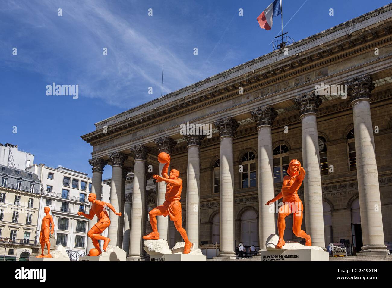 FRANCE. PARIS (75) (2ÈME ARRONDISSEMENT). EN VUE DES JEUX OLYMPIQUES DE PARIS 2024, NIKE A INSTALLÉ DES STATUES GÉANTES DE SPORTIFS DEVANT TH Banque D'Images