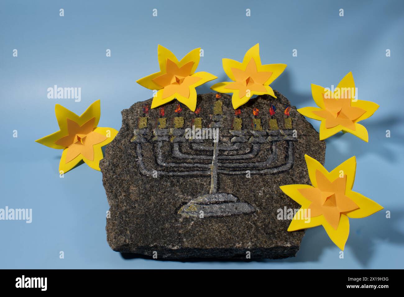 Menorah sur jonquilles de pierre et de papier. Soulèvement du ghetto de Varsovie Banque D'Images