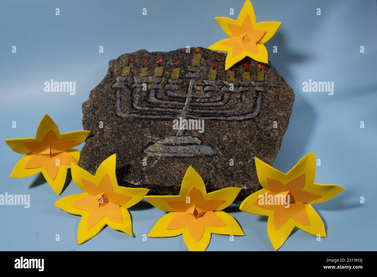 Menorah sur jonquilles de pierre et de papier. Soulèvement du ghetto de Varsovie Banque D'Images