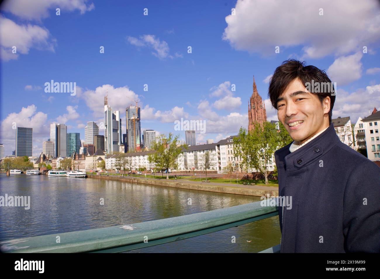 Francfort-sur-le-main, Allemagne. 10 avril 2024. Un Japonais pose avec l'horizon de Francfort. Banque D'Images