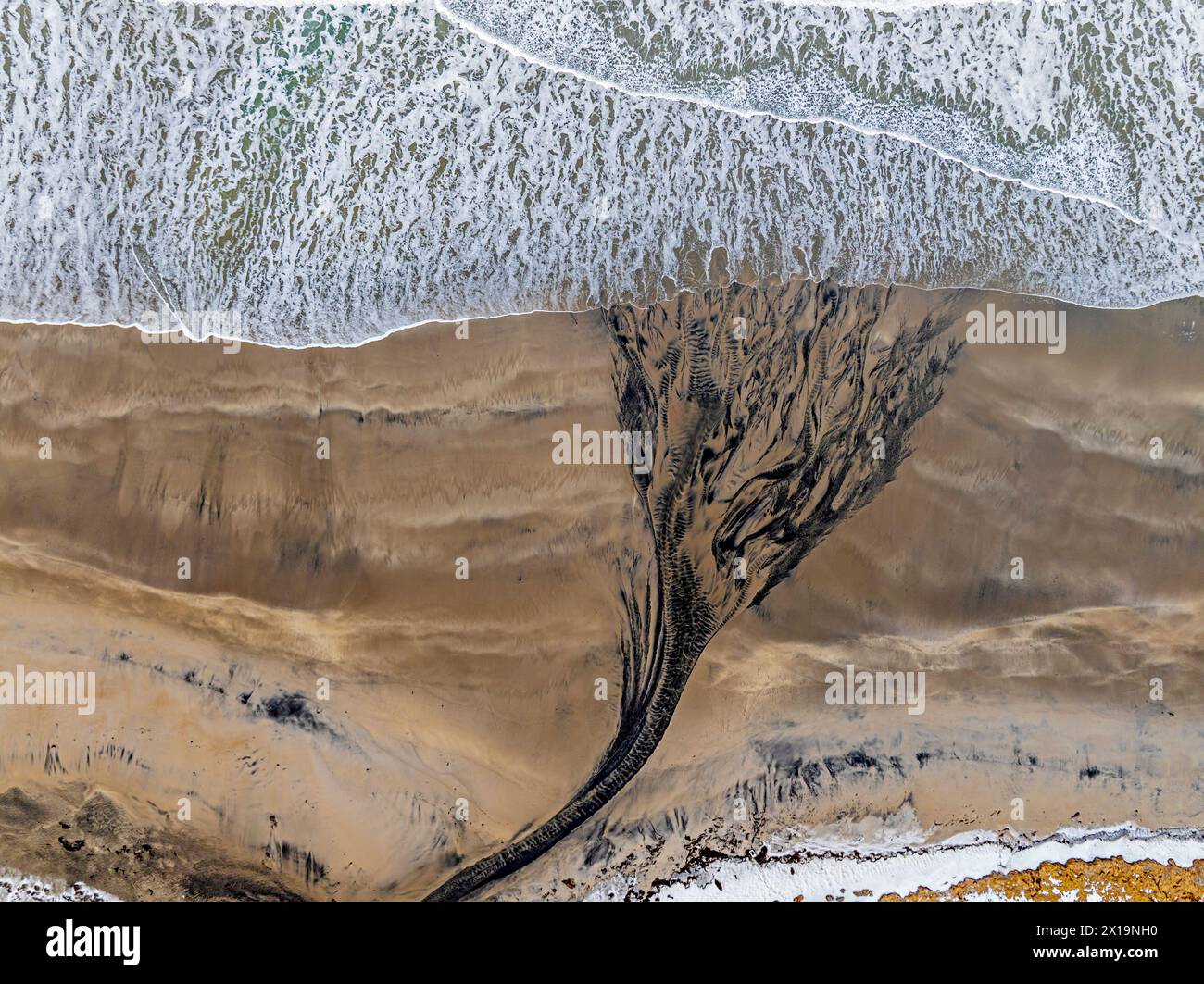 Vue aérienne d'une plage, d'une rivière et de la mer, Senja, Troms, Norvège, Europe Banque D'Images