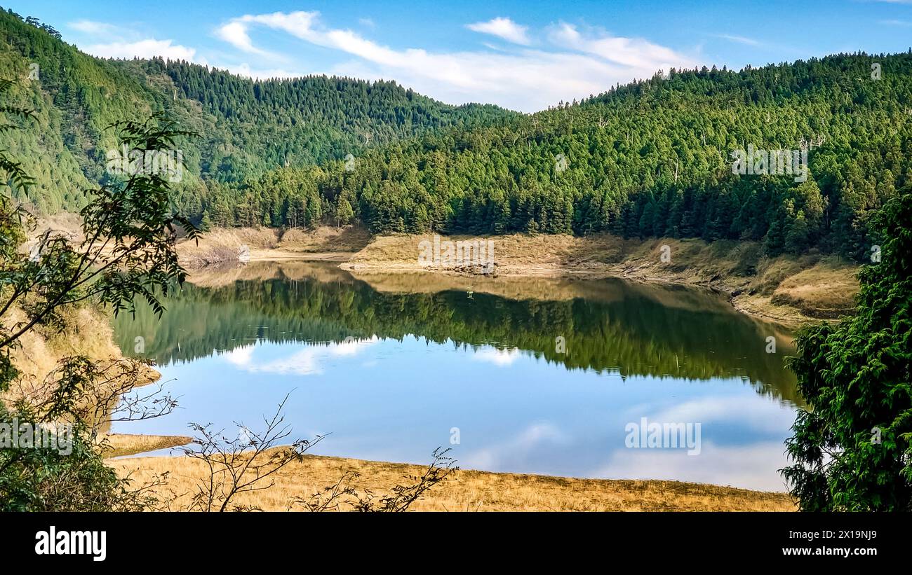 Un paysage de fin d'été tôt le matin du lac Cui Feng, le plus grand lac alpin de Taiwan, dans la zone de loisirs de la forêt nationale de Taipingshan. Banque D'Images