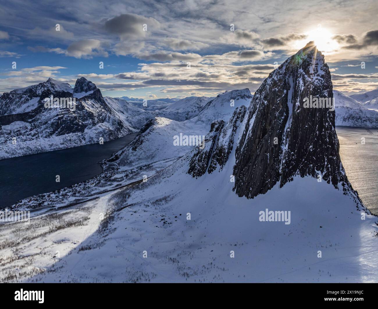 Montagnes escarpées à la côte en hiver, ensoleillé, Mont Segla, Senja, Troms, Norvège, Europe Banque D'Images