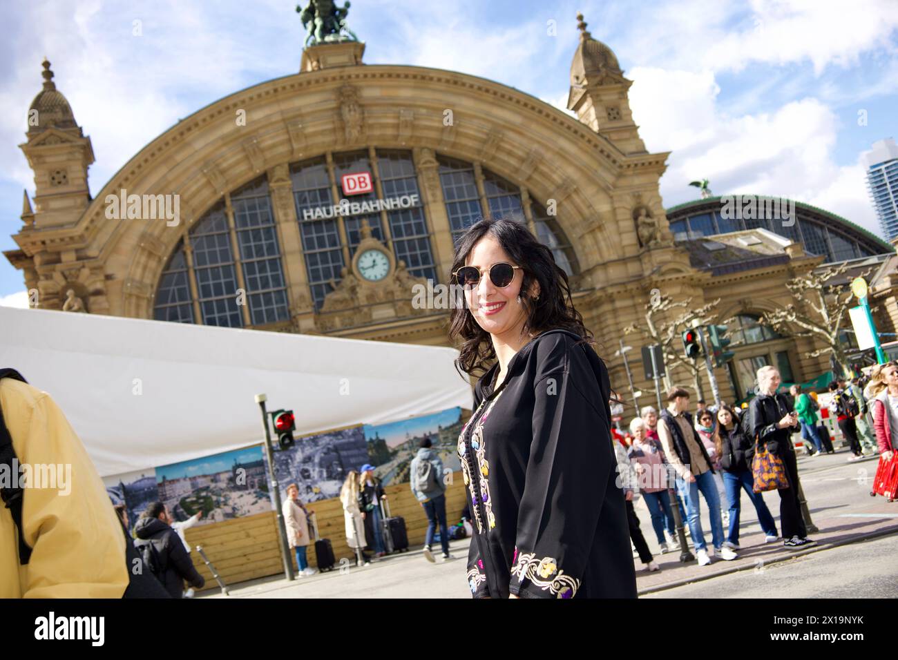 Francfort, Allemagne, 10 avril 2024. Une femme en robe arabe pose pour un portrait spontané devant la gare principale de Francfort. Banque D'Images