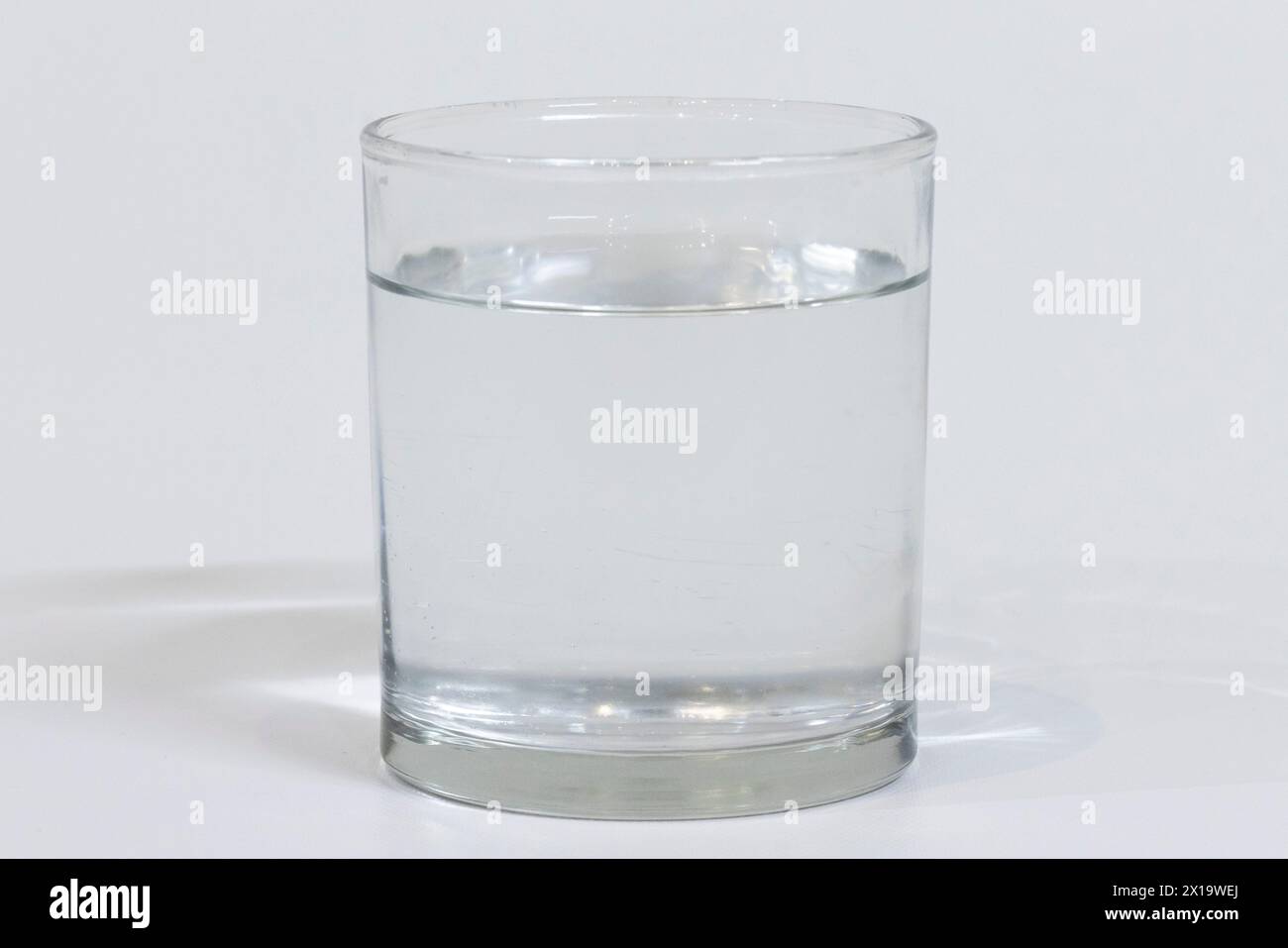 Solution d'eau salée dans un verre Banque D'Images