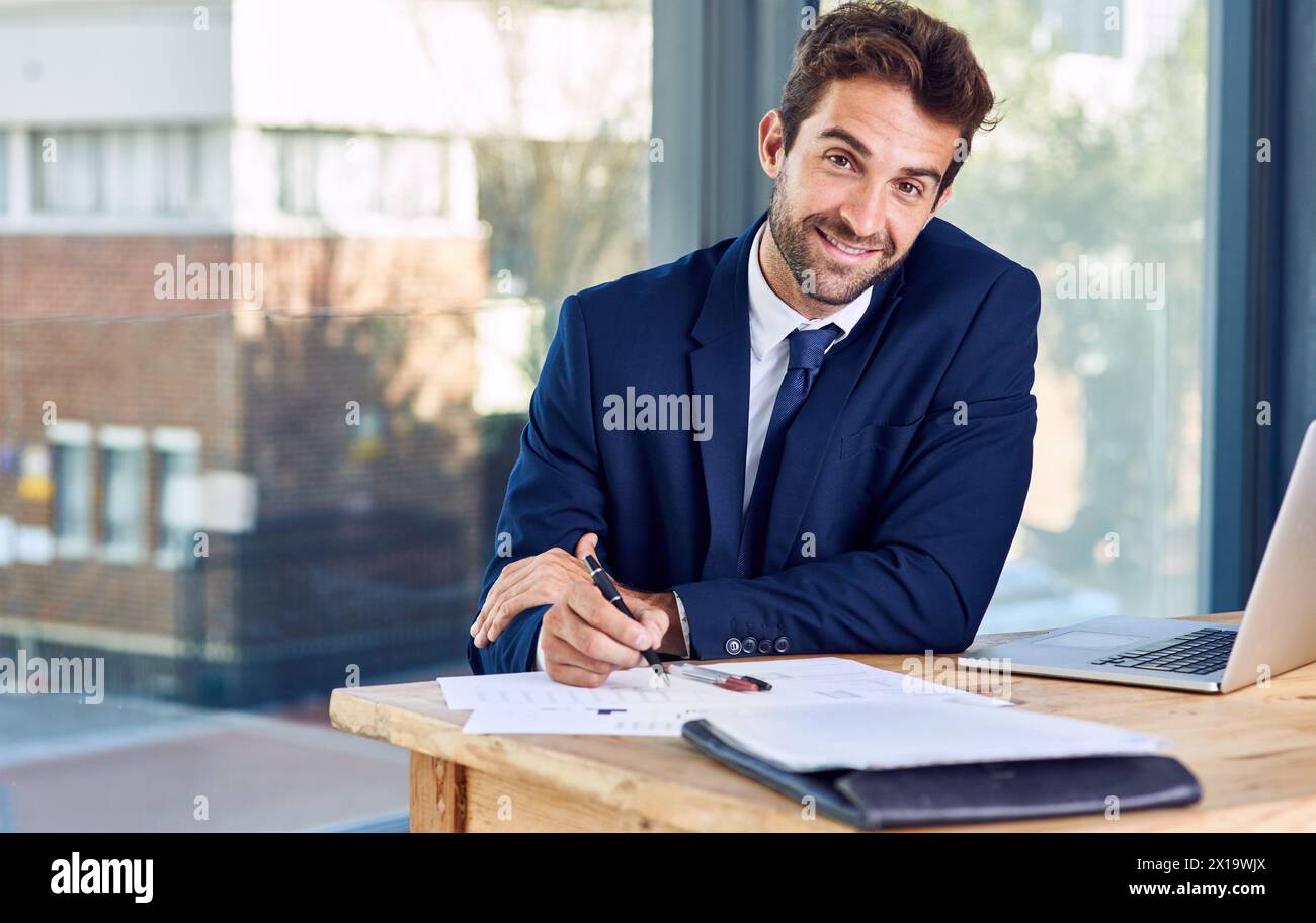 Portrait, ordinateur portable et homme d'affaires avec la paperasse pour la signature, la lecture et le document au bureau. Contrat, accord de projet et consultant avec New Banque D'Images