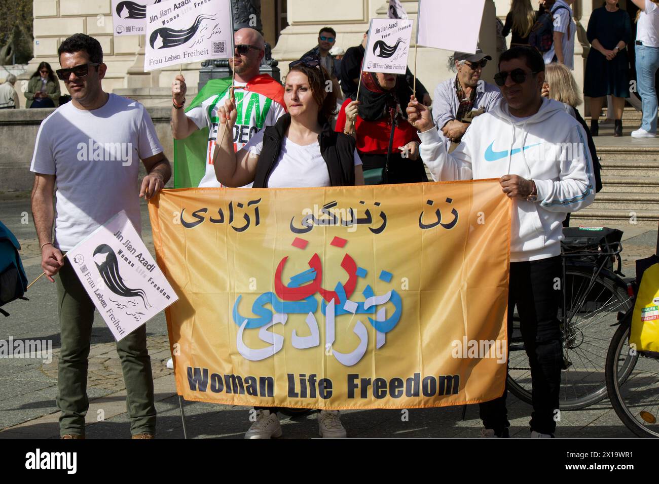 Francfort-sur-le-main, Allemagne, 06 avril 2024. Des dizaines de personnes participent à une manifestation organisée par Jin Jiyan Azadi pour soutenir la libération des femmes persanes. Banque D'Images