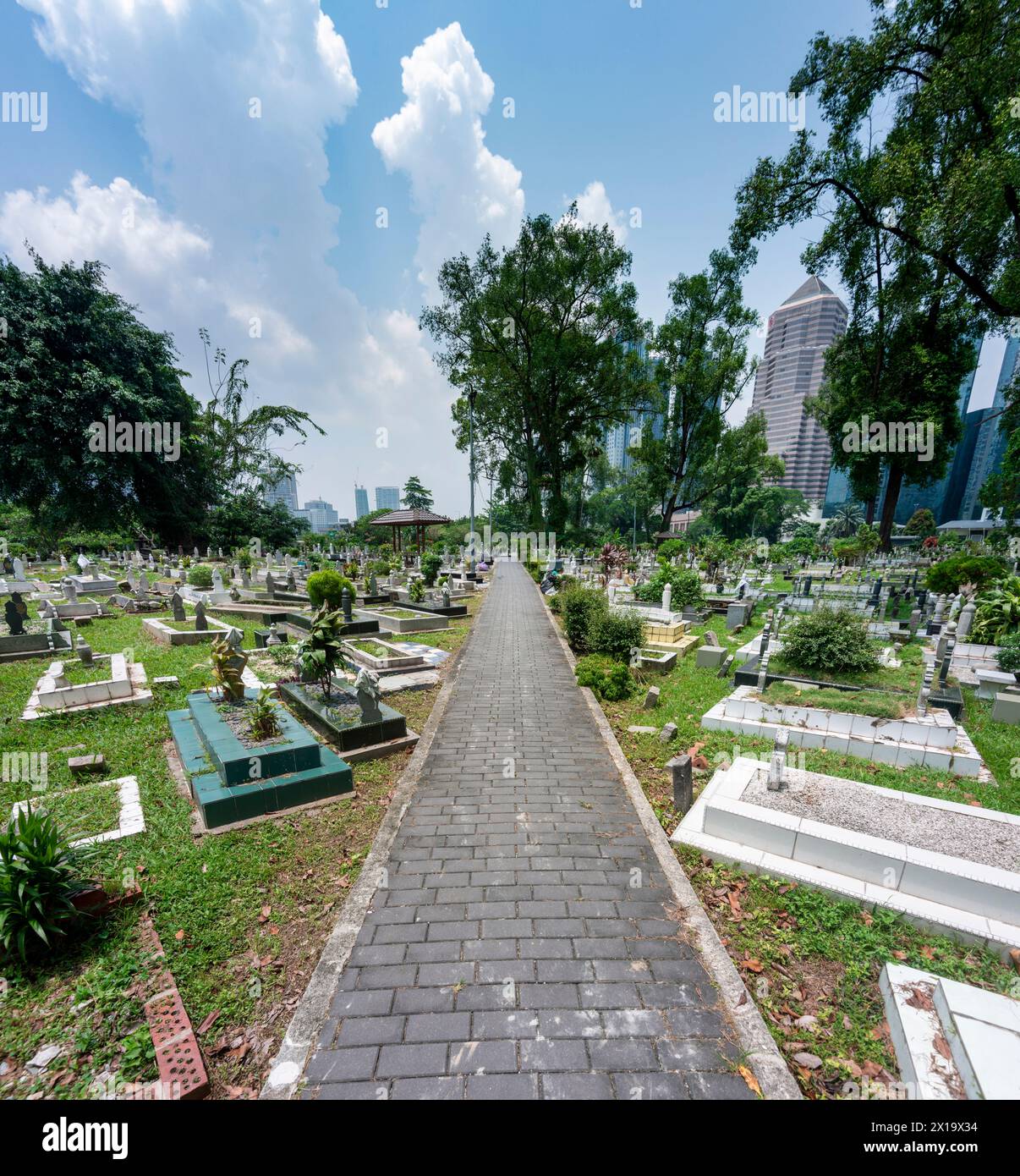 Niché à l'écart de Jln Ampang et séparé de Kampung Baru par une autoroute se trouve l'un des plus anciens cimetières musulmans de KL. Il est ombragé par des banyans géants et de la pluie Banque D'Images