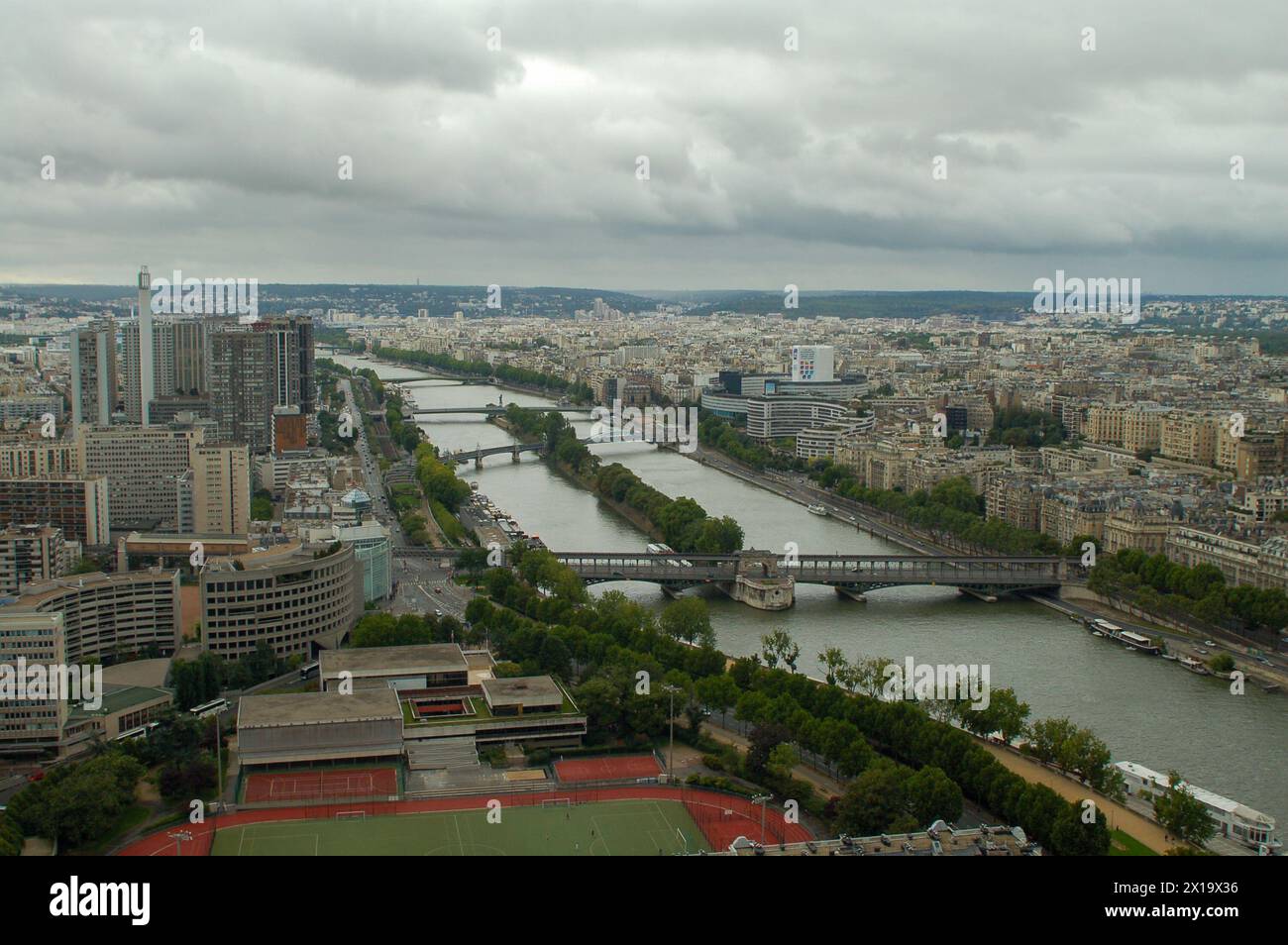 PARIS, FRANCE - 20 AOÛT 2007 - Une vue de l'architecture urbaine de Paris est vue depuis la Tour Eiffel à Paris, France, le 20 août 2007. Banque D'Images