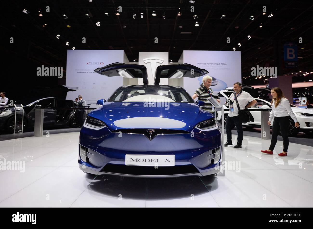 Photo - Tesla Model X exposée lors de la première journée de presse du salon de l'automobile de Paris 2016, connu sous le nom de mondial de l'automobile à Paris, France, le 29 septembre 2016. Tesla licenciera plus de 10 % de ses effectifs mondiaux, selon un mémo envoyé aux employés par le PDG Elon Musk. Les actions de la société ont clôturé à plus de 5% lundi. Tesla comptait 140 473 employés en décembre 2023. Les actions de Tesla ont subi une ecchymose ces derniers mois, chutant de 31% depuis le début de l'année. Alors que les ventes de véhicules électriques gagnent encore en popularité dans le monde entier, leur taux de croissance des ventes a ralenti, en particulier pour Tesla. La société n Banque D'Images