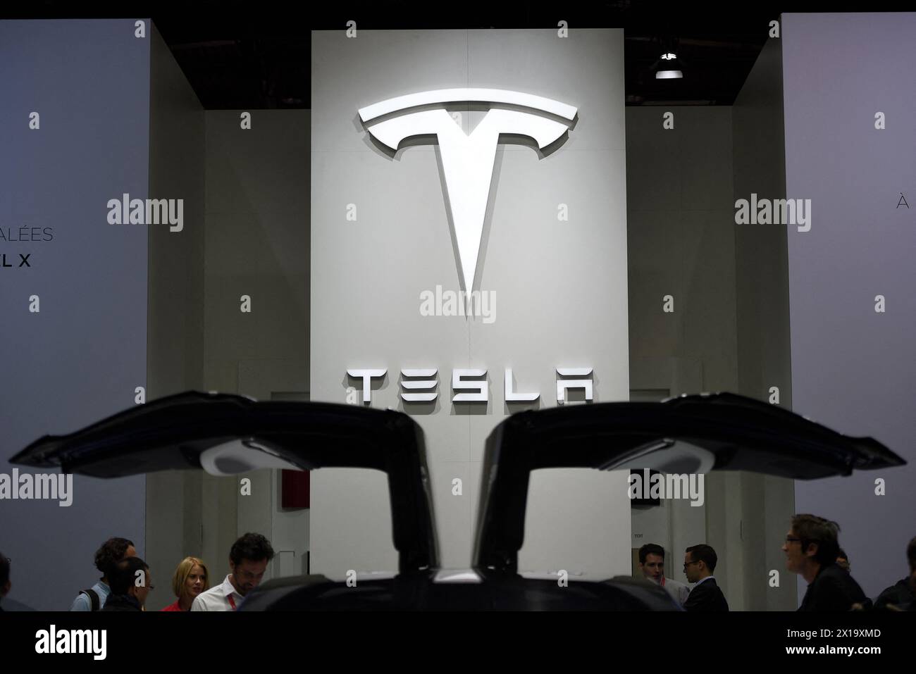 Photo du dossier - les voitures Tesla sont présentées lors des journées presse du salon de l'automobile de Paris le 30 septembre 2016. Tesla licenciera plus de 10 % de ses effectifs mondiaux, selon un mémo envoyé aux employés par le PDG Elon Musk. Les actions de la société ont clôturé à plus de 5% lundi. Tesla comptait 140 473 employés en décembre 2023. Les actions de Tesla ont subi une ecchymose ces derniers mois, chutant de 31% depuis le début de l'année. Alors que les ventes de véhicules électriques gagnent encore en popularité dans le monde entier, leur taux de croissance des ventes a ralenti, en particulier pour Tesla. La société est aujourd'hui confrontée à plus de concurrence que jamais. Photo par Eliot Blondet Banque D'Images