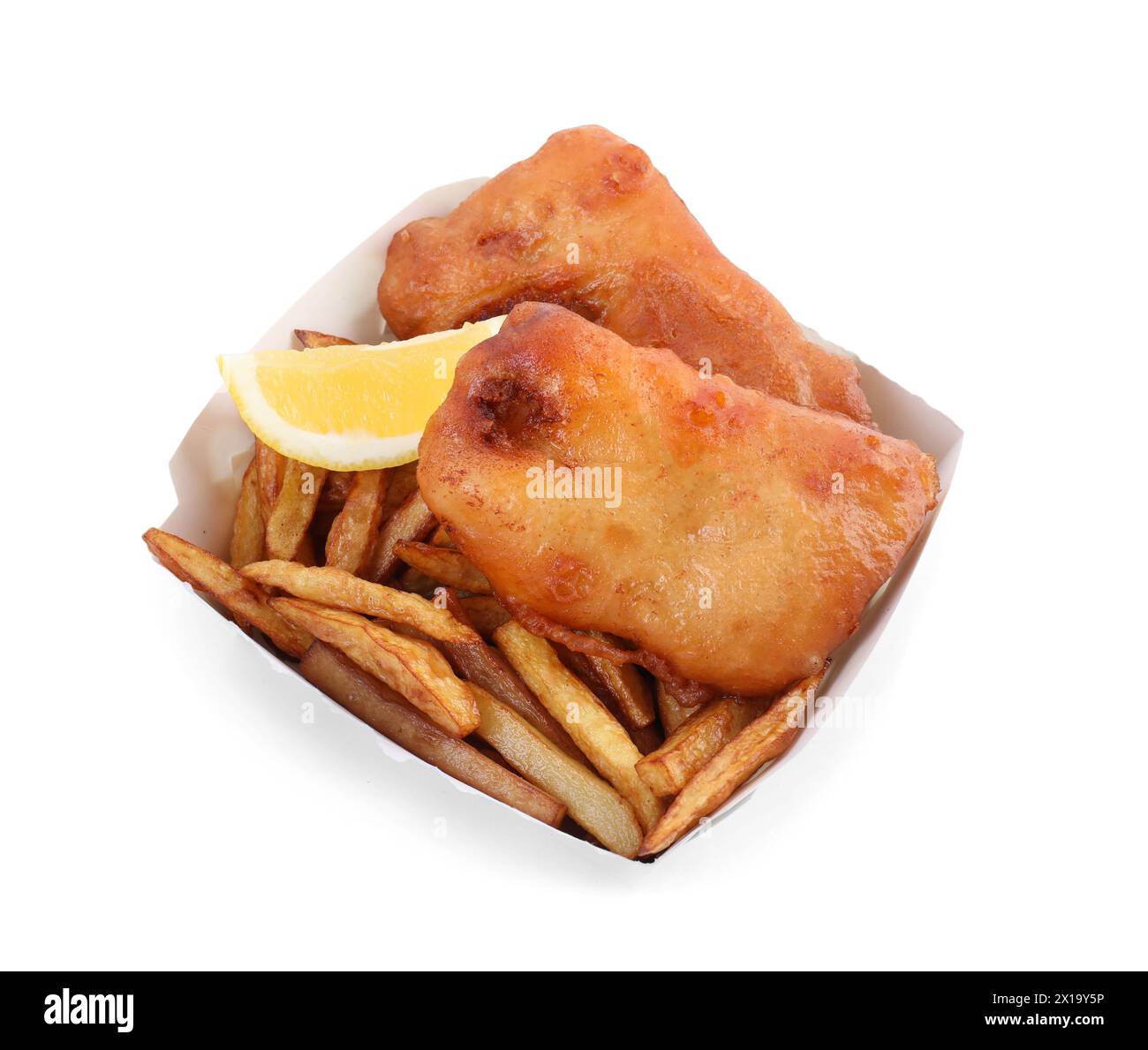 Savoureux poisson et frites au citron dans une boîte en papier isolée sur blanc Banque D'Images