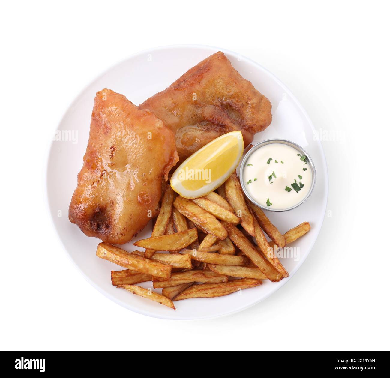 Savoureux poisson, frites, citron et sauce isolé sur blanc, vue de dessus Banque D'Images