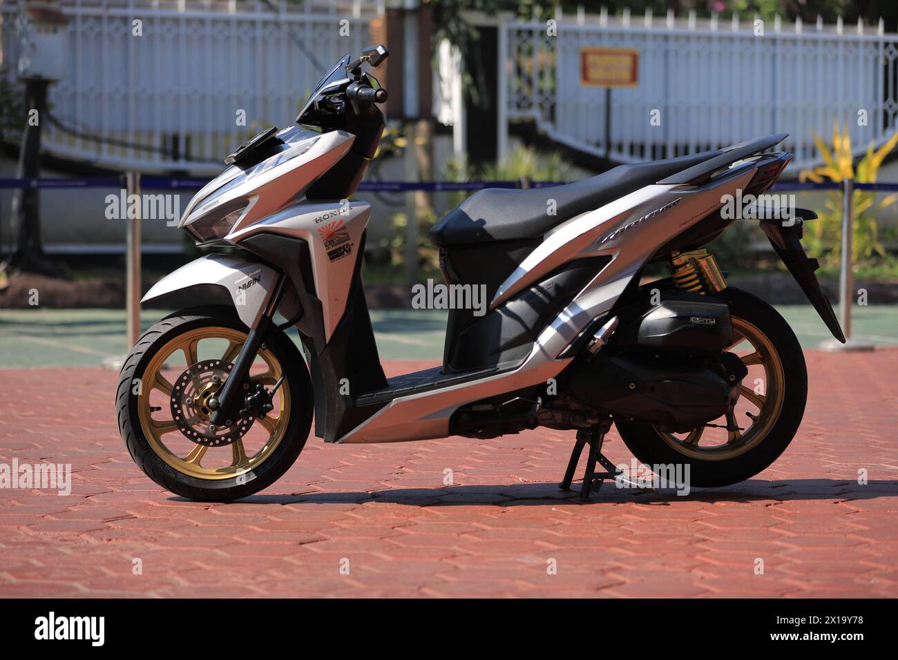 Moto de marque Honda Vario garée dans la cour Banque D'Images