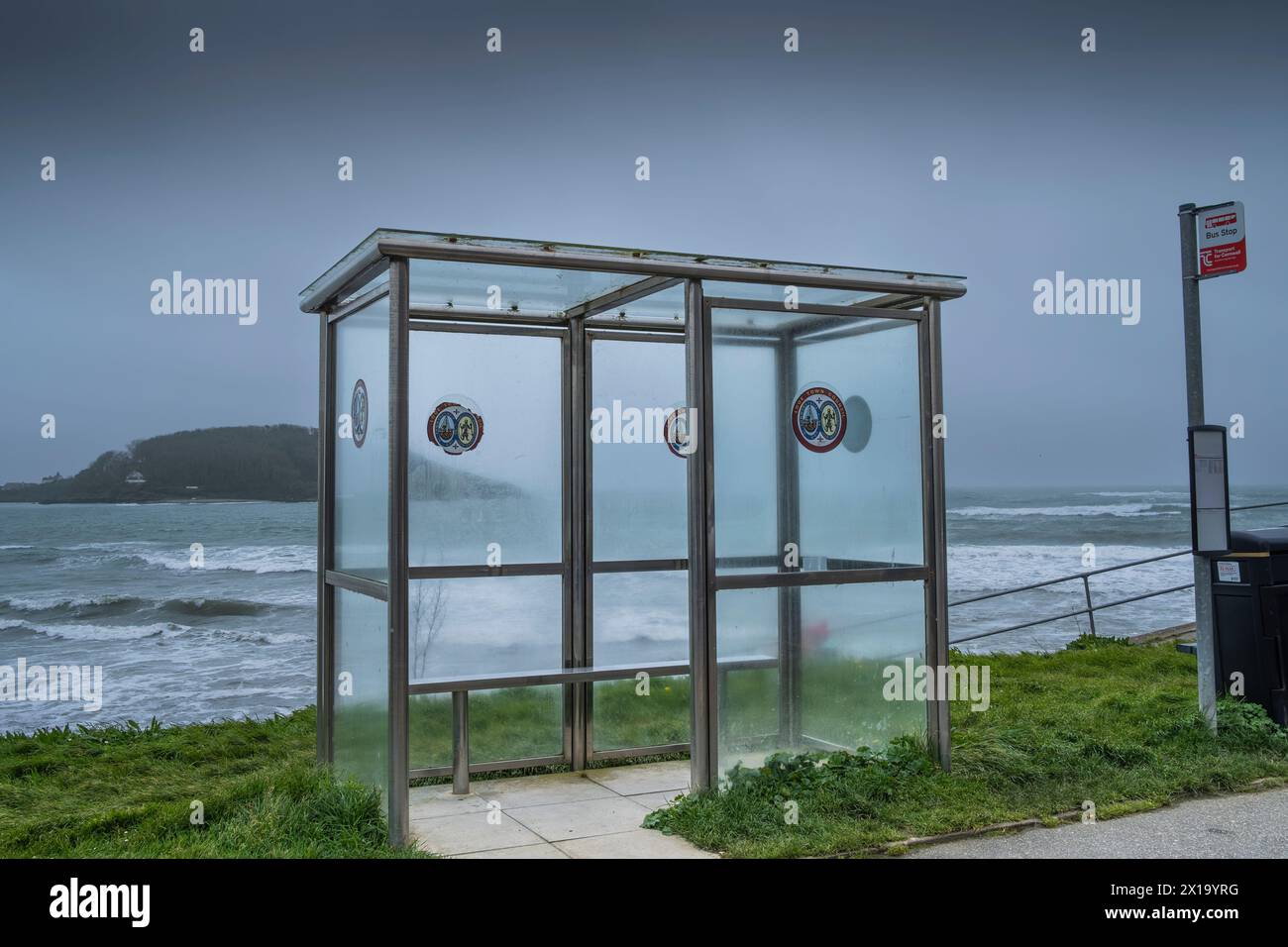 Météo britannique. Un temps misérable, brumeux et humide au-dessus d'un abri d'arrêt de bus vide sur la Hannafore Road à Looe, Cornouailles au Royaume-Uni. Banque D'Images