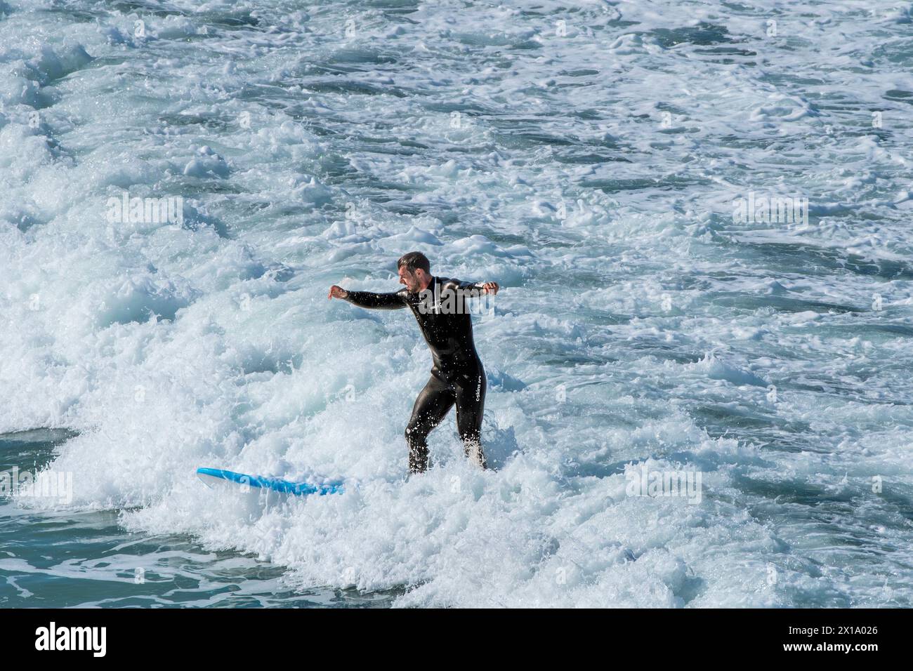 Un surfeur chevauchant une vague à Great Gt Western à Newquay en Cornouailles au Royaume-Uni. Banque D'Images