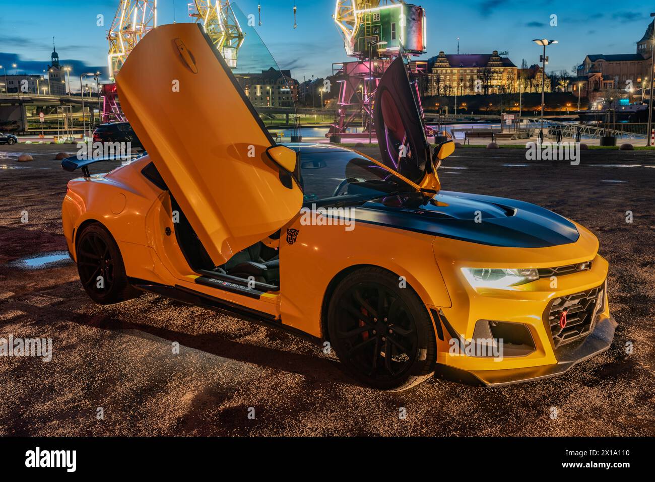 Chevrolet Camaro ZL1 avec portes papillon.présentation sur fond de belles illuminations Banque D'Images
