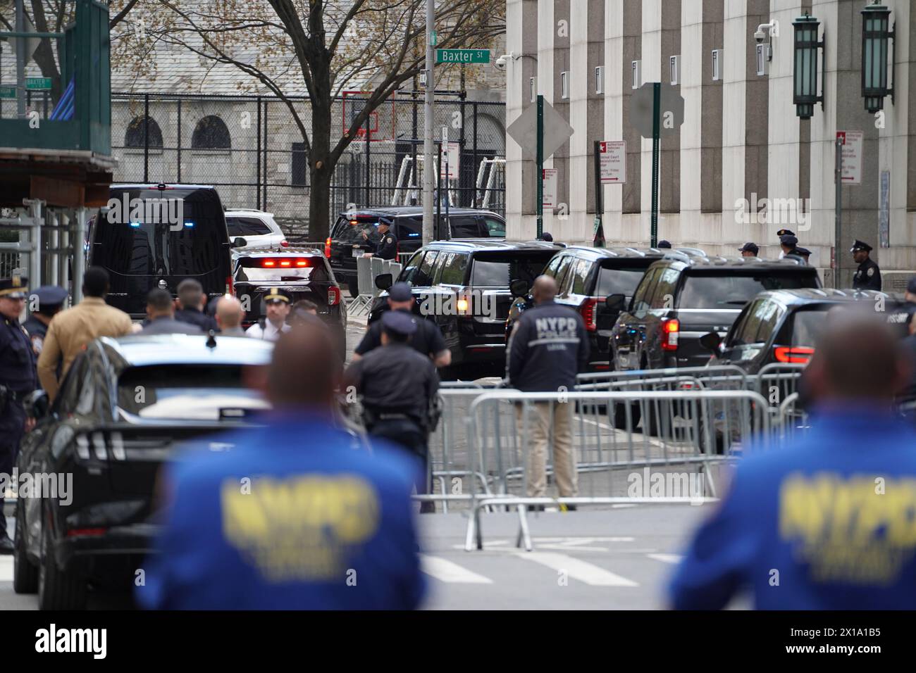 New York, États-Unis. 14 avril 2024. Le procès pénal de Donald Trump commence à New York avec une haute sécurité, les services secrets, NYPD entourent le bâtiment de la Cour pénale de New York, repoussant les médias à un pâté de maisons de là et bloquant de nombreuses photos de presse accréditées feild of vision. Crédit : SOPA images Limited/Alamy Live News Banque D'Images