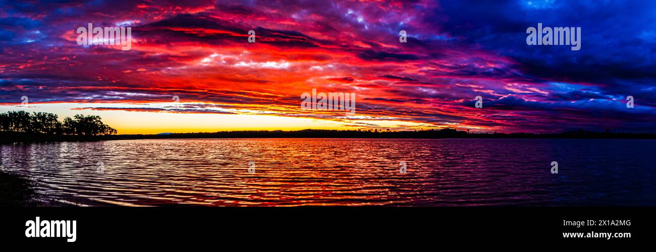 Coucher de soleil coloré sur le lac Wivenhoe Banque D'Images