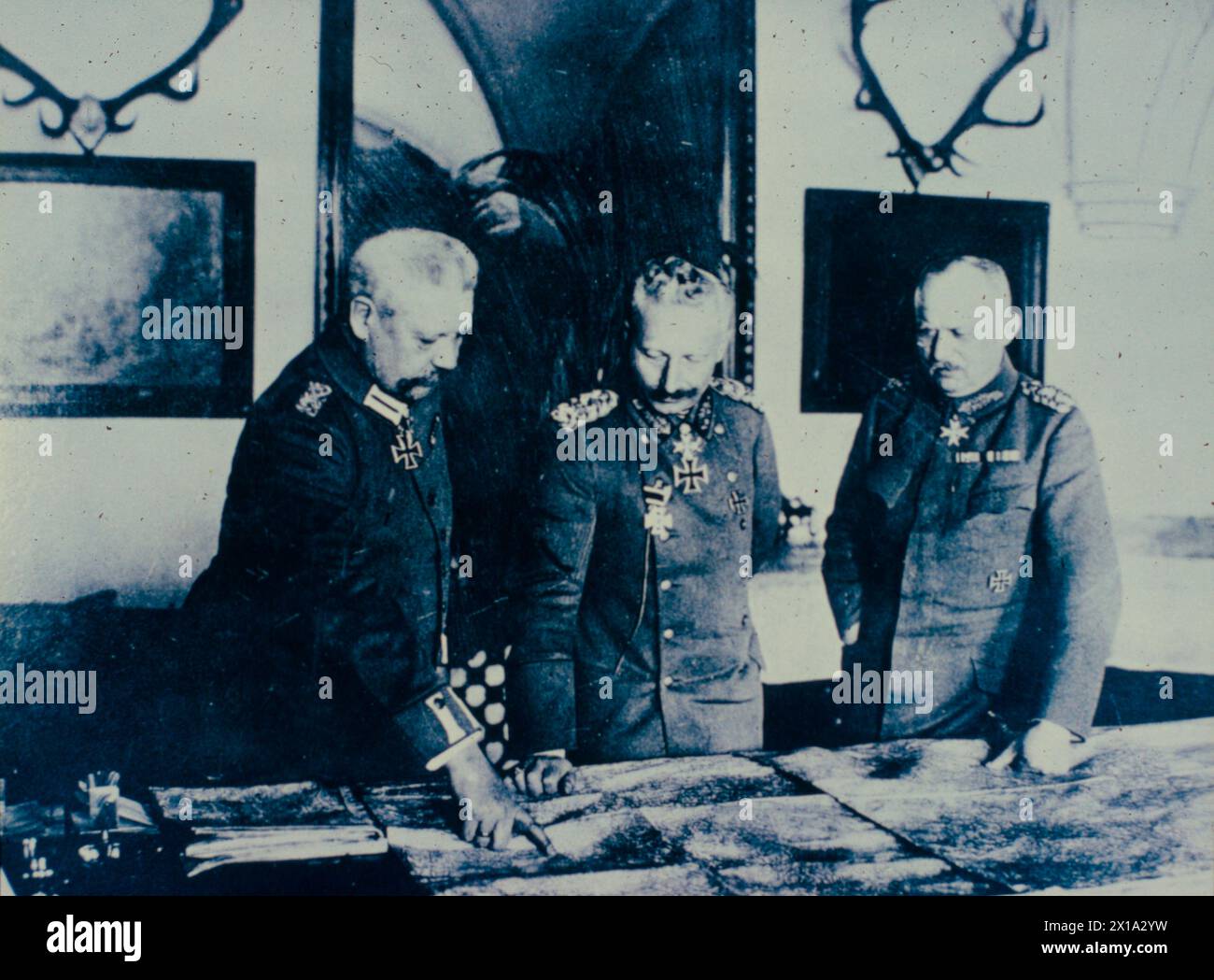 Maréchal Paul von Hindenburg (à gauche), empereur Guillaume II (au centre) et général Ludendorff, Allemagne 1917 Banque D'Images