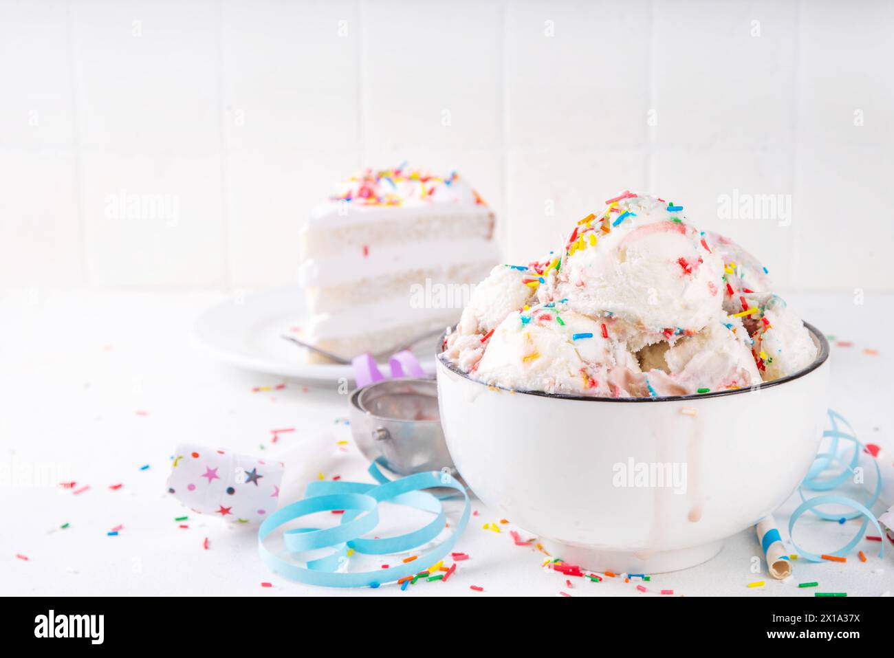 Crème glacée gâteau d'anniversaire. Portion de bol de gâteau d'anniversaire goût de crème glacée à la vanille blanche avec des saupoudres de sucre coloré, funfetti avec un décor joyeux anniversaire Banque D'Images