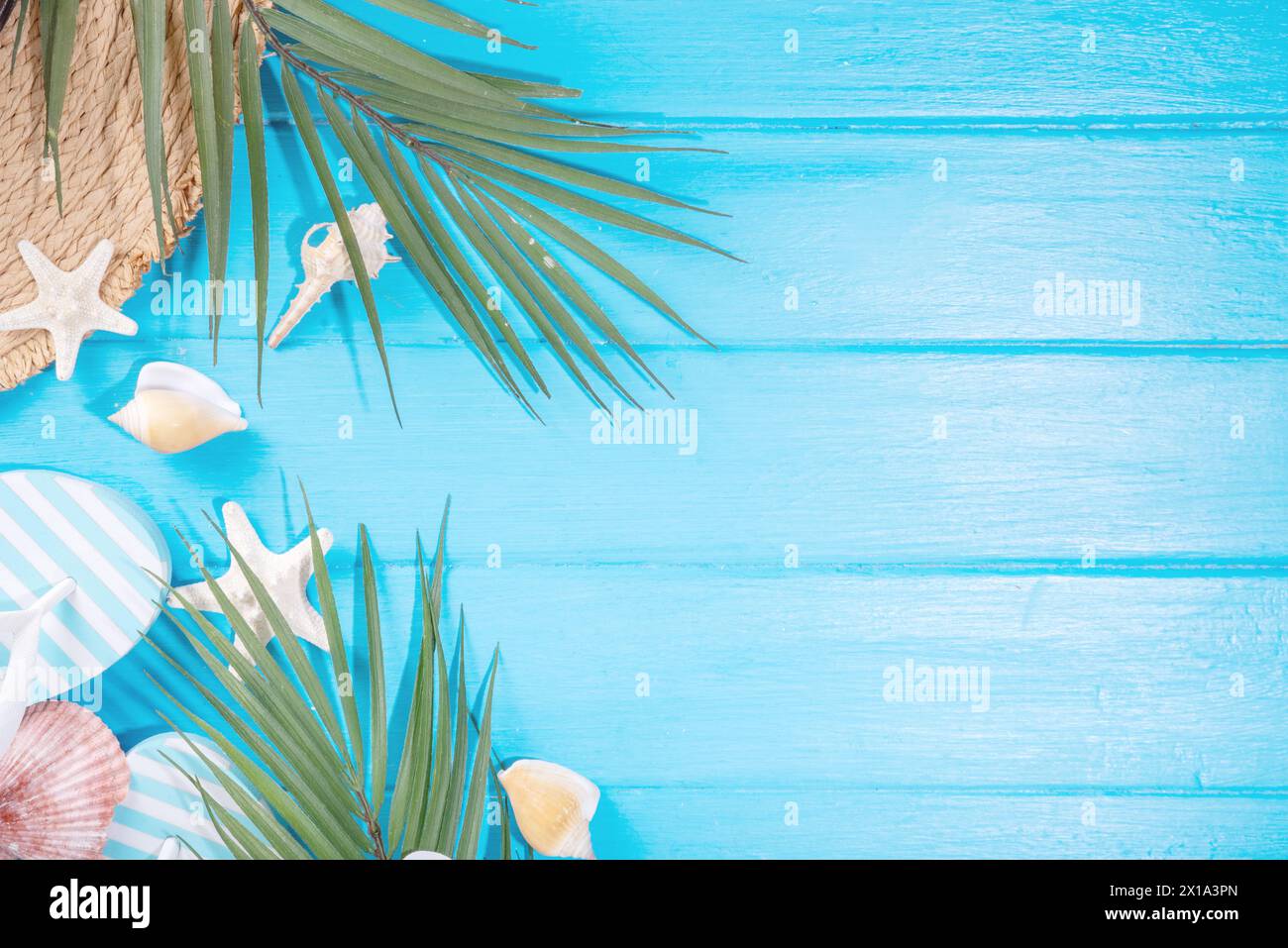 Fond de vacances d'été avec chapeau de paille, tongs, accessoires d'été, décor avec chaise longue et feuilles tropicales Banque D'Images