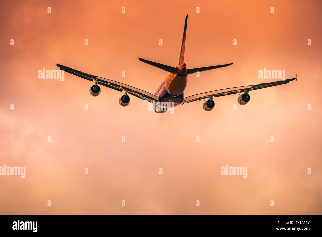 Départ d'un avion a380 d'un aéroport pendant un coucher de soleil/lever de soleil. Banque D'Images