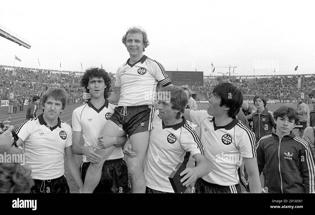 CLASSÉ - 02 mai 1981, Bade-Württemberg, Stuttgart : L'attaquant et capitaine de l'Eintracht Francfort Bernd Hölzenbein (ci-dessus) est porté sur les épaules de ses coéquipiers Bernd nickel (G-d), Bruno Pezzey, Werner Lorant et Bum-Kun Cha à la fin du match. L'Eintracht Francfort a remporté la finale de la DFB Cup contre 1. FC Kaiserslautern 3:1 devant 71 000 spectateurs au Neckarstadion de Stuttgart, sécurisant la coupe pour la troisième fois. Hölzenbein meurt à l'âge de 78 ans. Photo : Picture alliance/dpa Banque D'Images