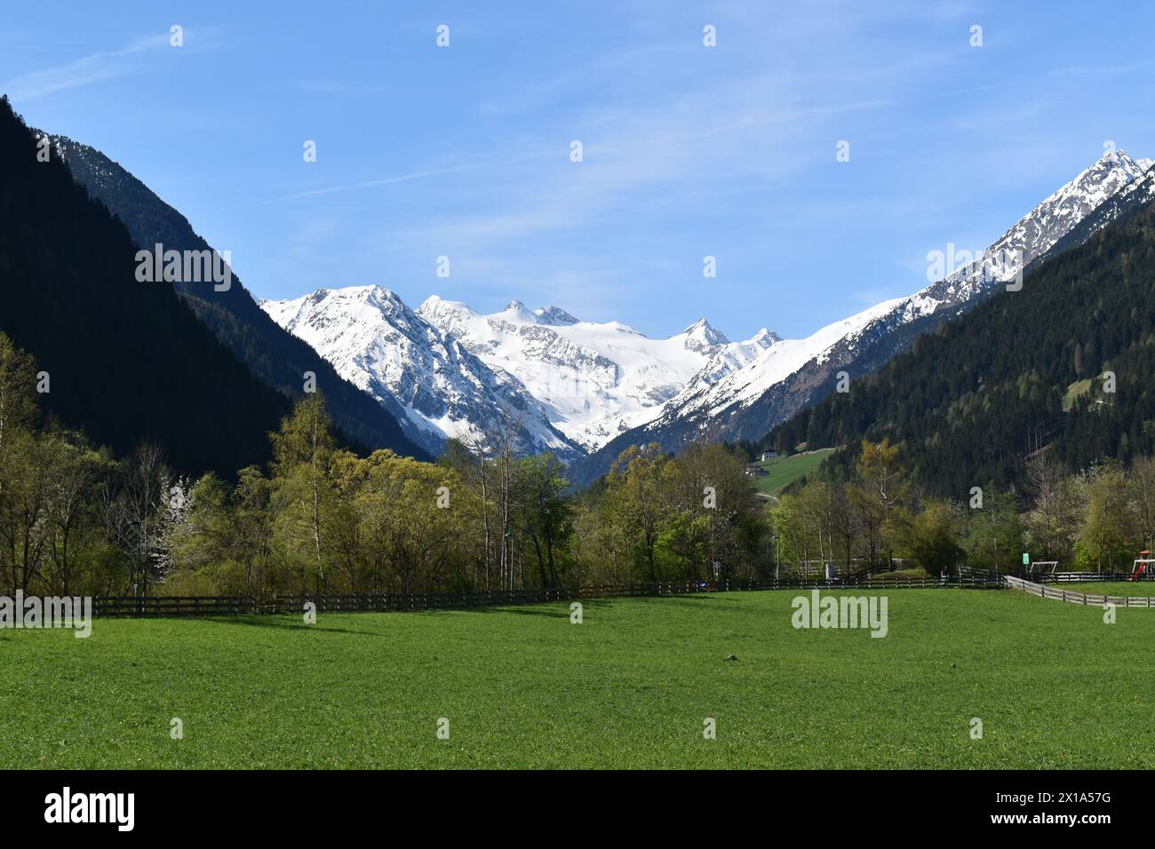 Chemin de randonnée à travers et autour de la vallée de Stubai en Autriche Alpes .belle vue sur les montagnes . Glacier Stubai , région du Tyrol . Banque D'Images