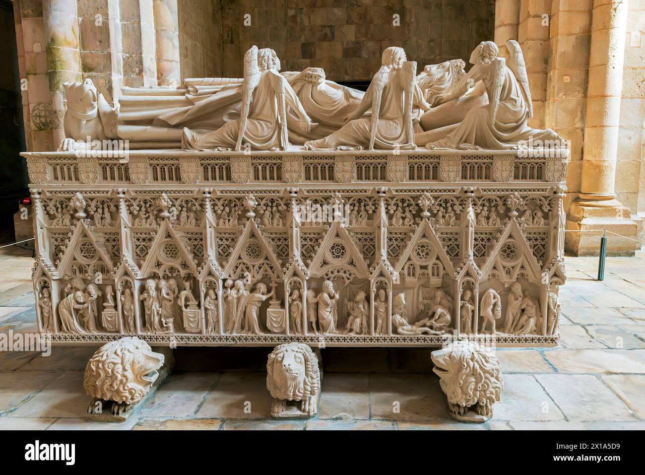 Le tombeau du roi Pedro dans l'église d'Alcobaça. Le monastère d'Alcobaça (Mosteiro de Alcobaça) ou monastère d'Alcobasa est un complexe monastique catholique loc Banque D'Images