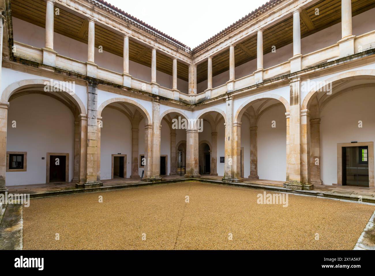 Le cloître d'entrée et la cour du monastère d'Alcobaca. Le Monastère d'Alcobaça (Mosteiro de Alcobaça) ou Monastère d'Alcobasa est catholique Banque D'Images