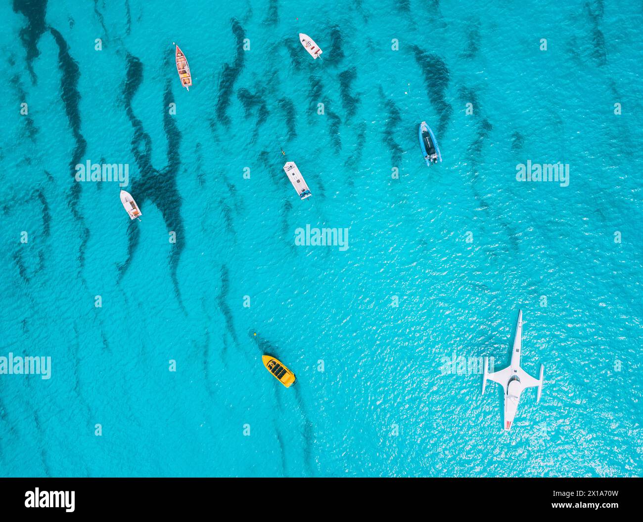 Bateaux amarrés / yachts dans la mer bleue cristalline du Cap-Vert. Banque D'Images