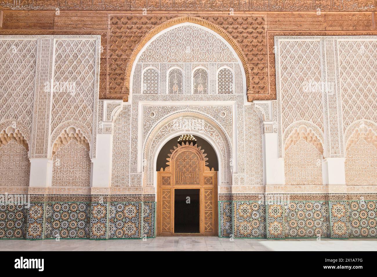Ben Youssef Madrasa, étonnante architecture marocaine à Marrakech. Décoration orientale Banque D'Images