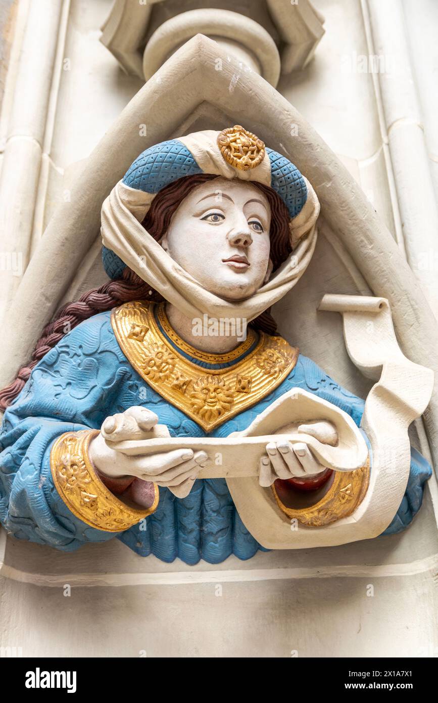 Un gros plan des détails de sculpture gothique dans la Berne Minster, Suisse, 15 août 2022 Banque D'Images