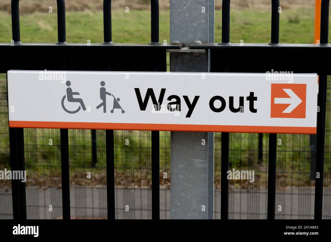 Panneau de sortie avec symboles de fauteuil roulant et de poussette, gare ferroviaire de Coventry Arena, Coventry, Royaume-Uni Banque D'Images