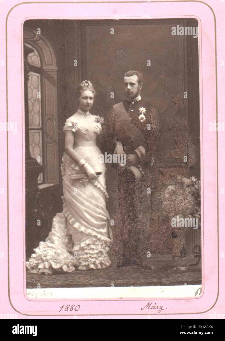 Rudolf, prince héritier d'Autriche, Rudolf et Stéphanie dans l'ocpassion de l'engagement. bouquet de fiançailles sur table. prise de vue en studio. Carte de cabinett taille. Editeur : Oskar Shopkeeper., 01.03.1880 - 18800301 PD0007 - Rechteinfo : Rights Managed (RM) Banque D'Images