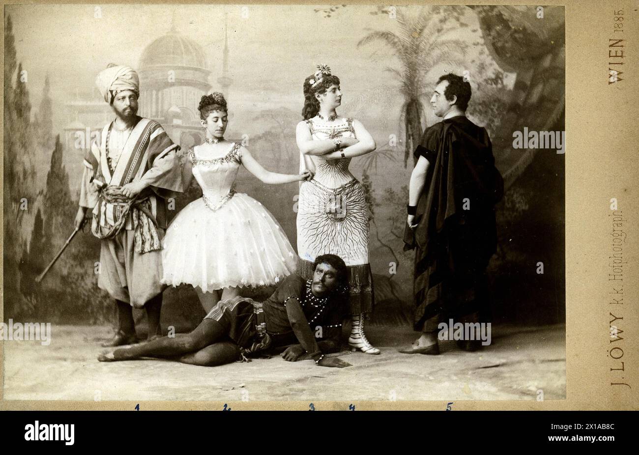 Abel, Katharina, rôle en costume égyptien, du ballet 'Excelsior' avec Alfred Caron, Joseph Hassreiter, Joseph, Leopoldine, Blotter et Julius Price., 1885 - 18850101_PD0192 - Rechteinfo : Rights Managed (RM) Banque D'Images