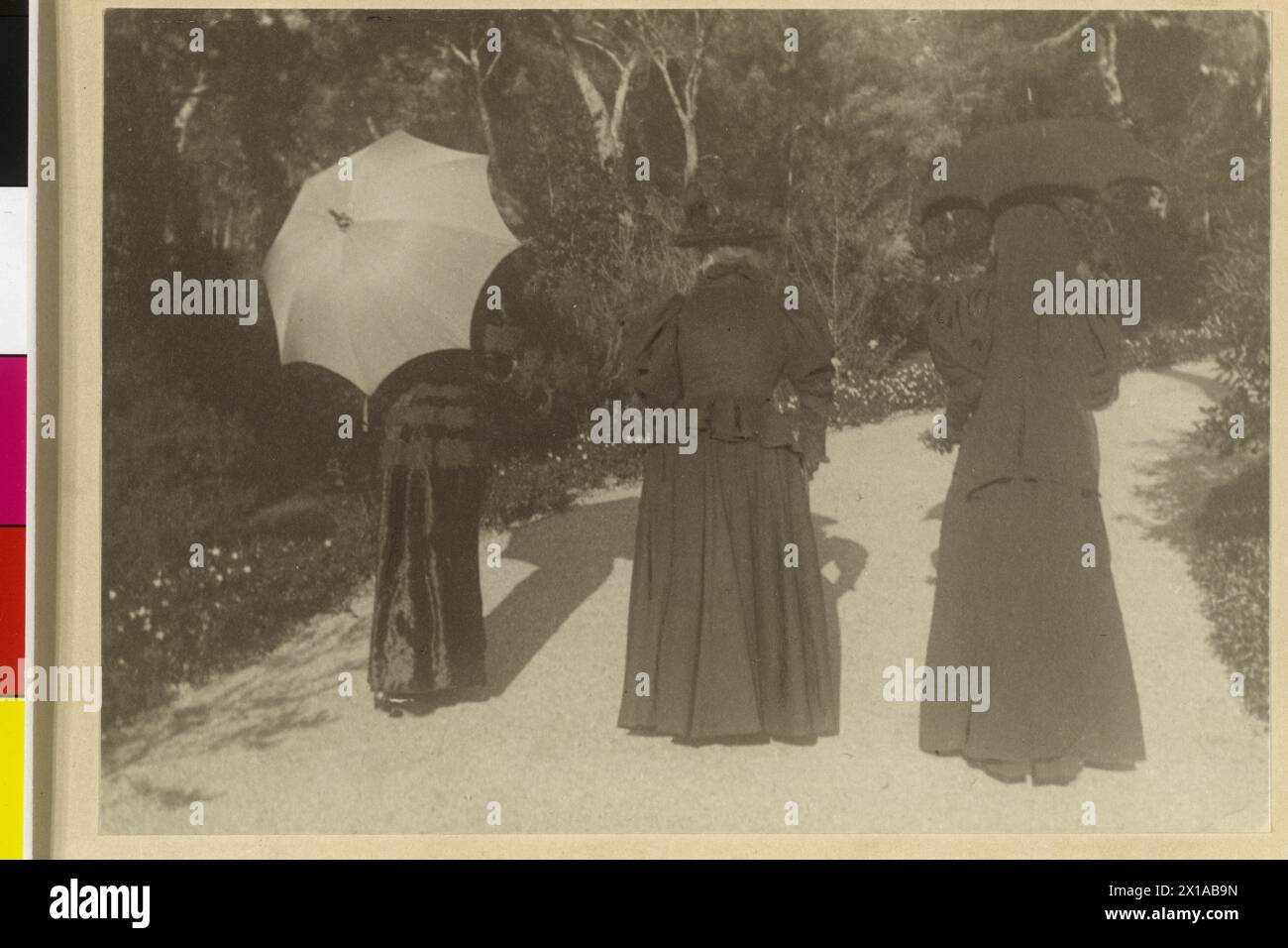 Elisabeth, impératrice d'Autriche et impératrice Euganie von France, Elisabeth avec visière Hellen ajourée et Euganie avec visière noire avec chaperon (milieu de la) migratoire dans le Parc en cap Martin, placement de l'arrière., 1885 - 18850101 PD0243 - Rechteinfo : droits gérés (RM) Banque D'Images