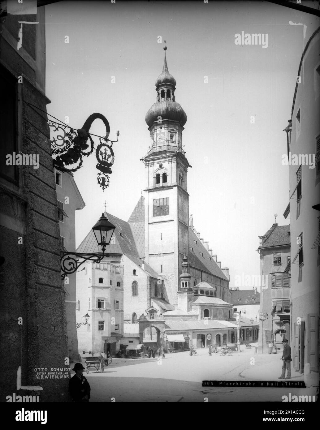 Réverbération au Tyrol, église paroissiale du Saint Nikolaus. Vue générale avec Josefskapelle (Chapelle Josef) du centre civique principal, 1895 - 18950101 PD0738 - Rechteinfo : droits gérés (RM) Banque D'Images