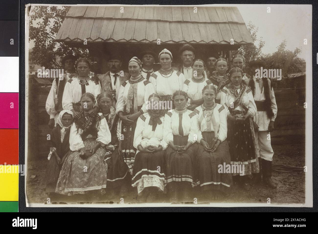 Représentants typiques slovaques d'un groupe ethnique en costumes traditionnels en Bucovine, photographie d'Erich Kolbenheyer, papier collodion Splendid, 1896 étude photographique au chapitre 'Die Ungarn und Slowaken' comparer 'Kronprinzenwerk' (la monarchie austro-hongroise en parole et en vue, Vienne (1886-1902), volume Bucovine, 1899, page 314ff. Respectivement peinture de Julius Zuber 'Slowaken aus Bojana Mikuli' (comparer PK 1131, 2511), ibidem, page 319. La photographie sert le peintre Zuber à l'étude de la tenue., 1896 - 18960101 PD1848 - Rechteinfo : Rights Managed (RM) Banque D'Images