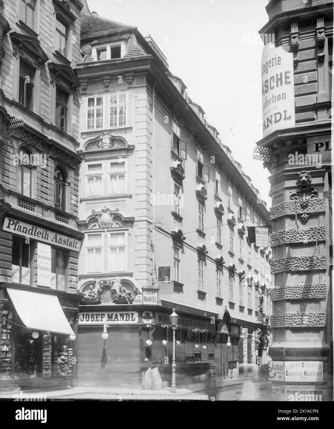 Vienne 1, Schwerterhaus (Schwerter House), façade. Vue en diagonale depuis la gauche de la Wipplingerstrasse (rue Wipplinger). A gauche marge de l'image deux axes de fenêtre von numéro 1, 1898 - 18980101 PD0491 - Rechteinfo : droits gérés (RM) Banque D'Images