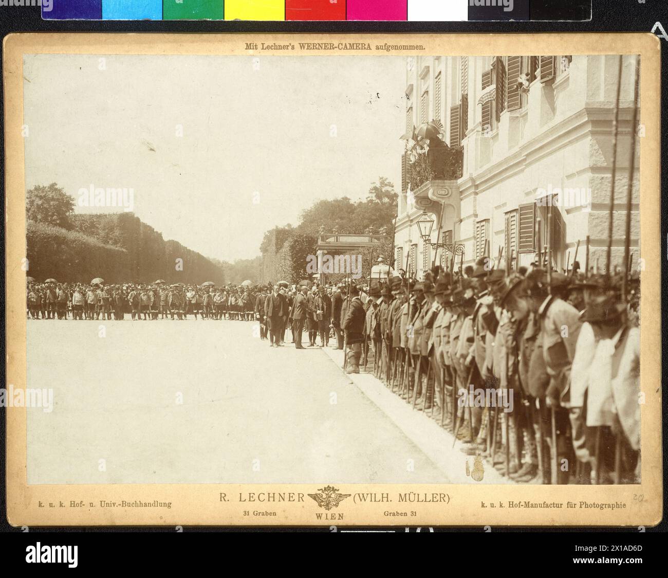 Hommage des chasseurs autrichiens pour l'empereur Franz Joseph Ier à Schoenbrunn, Franz Joseph passant la formation du chasseur dans le parc du château., 25.06.1898 - 18980625_PD0021 - Rechteinfo : droits gérés (RM) Banque D'Images