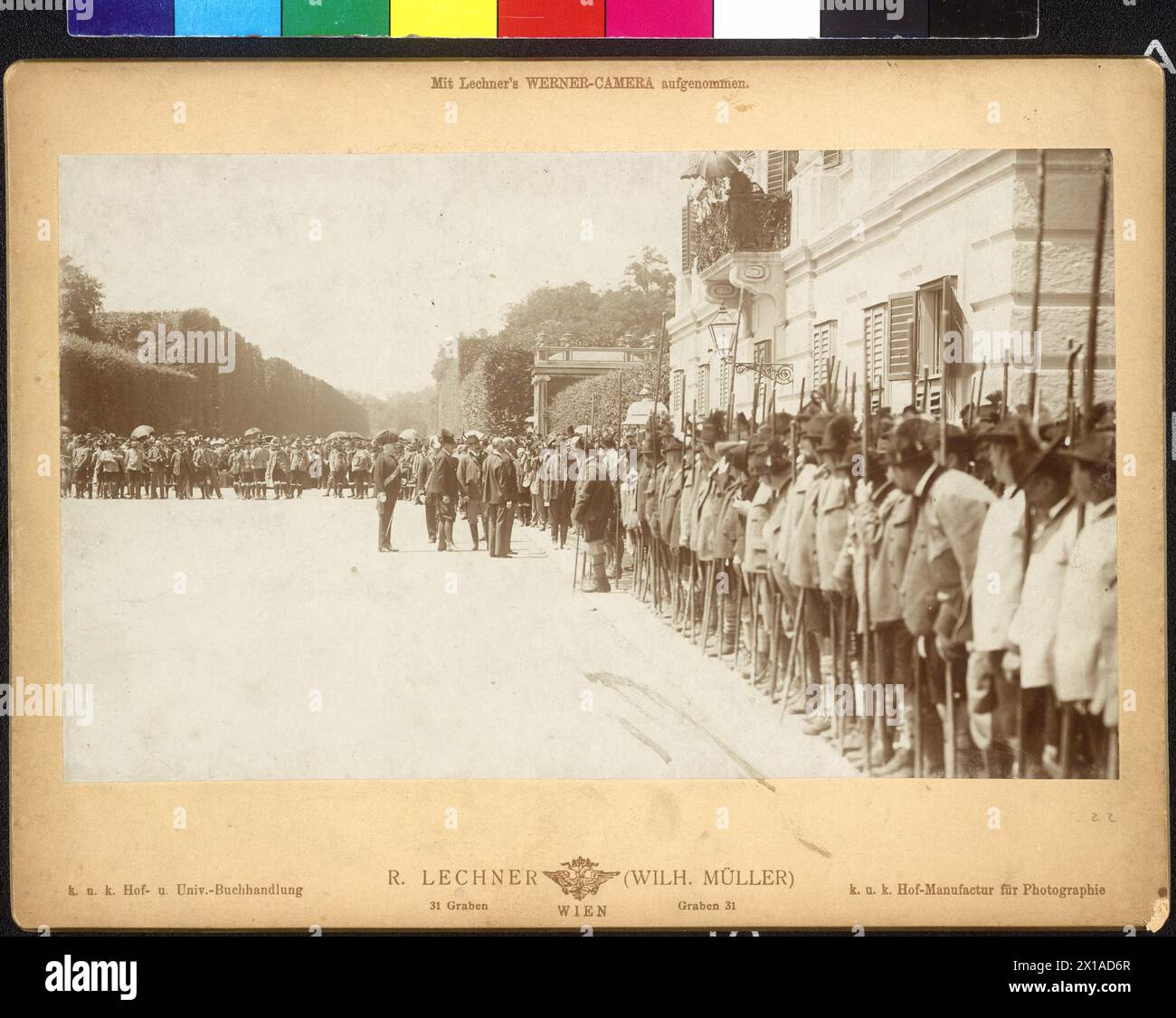 Hommage des chasseurs autrichiens pour l'empereur Franz Joseph Ier à Schoenbrunn, Franz Joseph passant en escorte de l'héritier du trône Franz Ferdinand la formation du chasseur dans le parc du château., 25.06.1898 - 18980625 PD0028 - Rechteinfo : droits gérés (RM) Banque D'Images